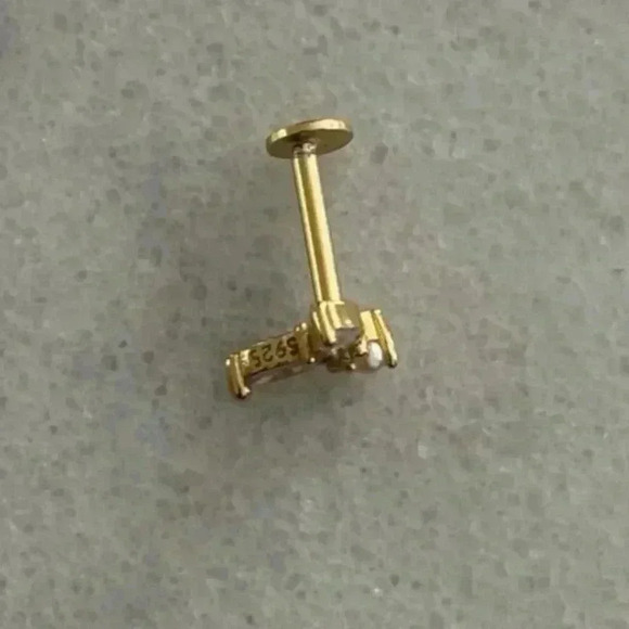 18k Gold Crystal Leaf Pearl Cartilage Earring 

Brand New - Picture 2 of 5